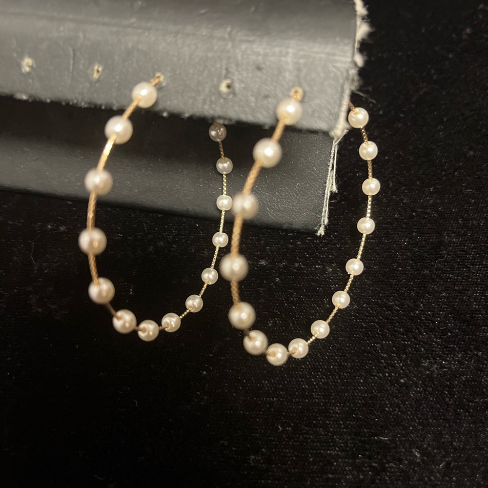 🆕 Gold and pearl hoop earrings 💫